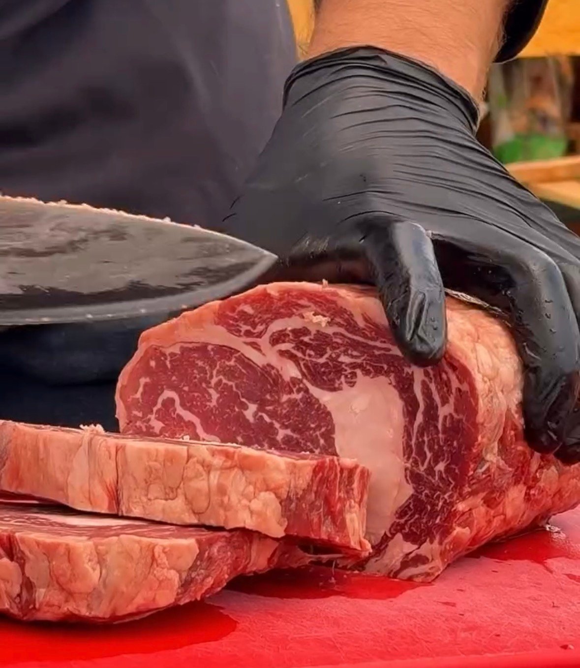 Carne grelhada e servida durante um BBQ O.MeuChef