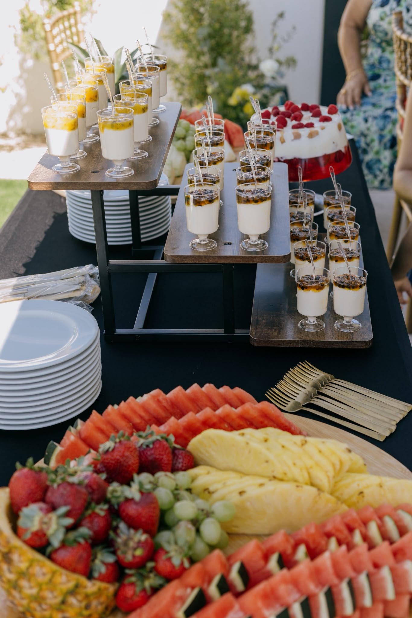 Mesa de sobremesas e fruta num evento O.MeuChef