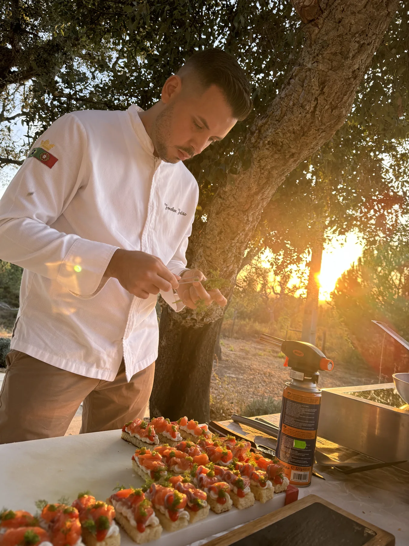 Chef Jonathan a preparar entradas de salmão