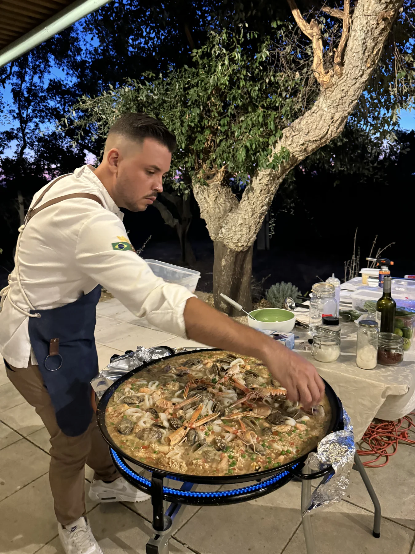 Paella completa preparada para um evento O.MeuChef